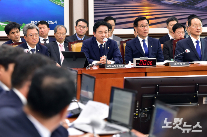 원희룡 국토교통부 장관이 20일 서울 여의도 국회에서 열린 국토교통위원회 전체회의에서 전세사기와 관련한 의원 질의에 답변하고 있다. 윤창원 기자