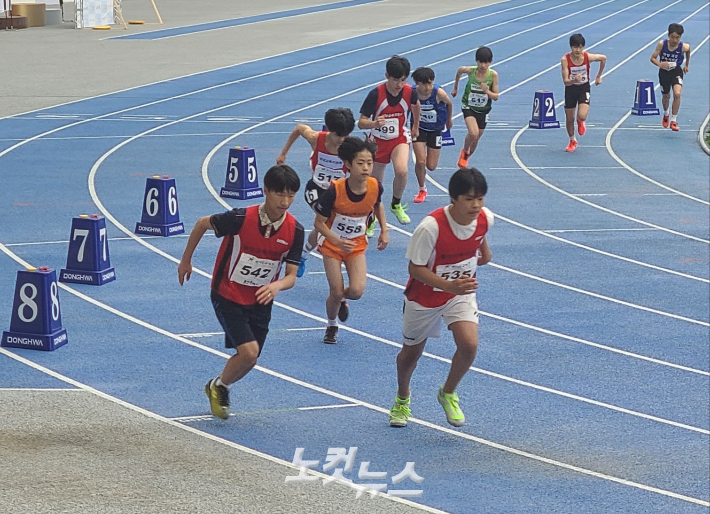 경기도 교육감기 육상대회 2일째 경기가 열린 20일 중학교 3학년 남자 선수들이 800m 결승전에서 출발 신호 후 스타트를 하고 있다. 동규 기자