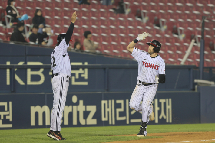 LG 오스틴이 20일 서울 잠실구장에서 열린 '2023 신한은행 SOL KBO 리그' NC와 홈 경기에서 7회 쐐기 홈런을 날린 뒤 그라운드를 돌고 있다. LG