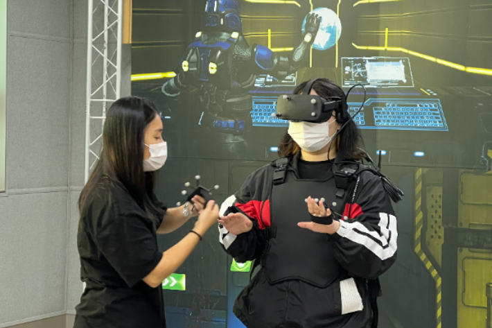 VR 게임 콘텐츠 시연을 위해 웨어러블 컴퓨터와 센서를 착용하고 있는 모습. 동신대 제공