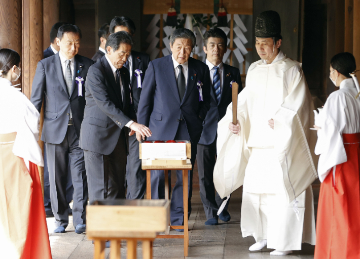 일본 자민당의 아이자와 이치로 의원(왼쪽 두번째) 등 '다함께 야스쿠니 신사에 참배하는 국회의원 모임' 소속 국회의원들이 21일 야스쿠니신사를 집단참배 하고 있다. 연합뉴스