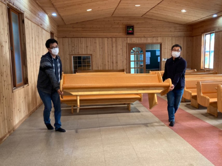 바닥 청소를 위해 준비하는 모습. 오른쪽이 김정훈 집사. 봉사팀 제공