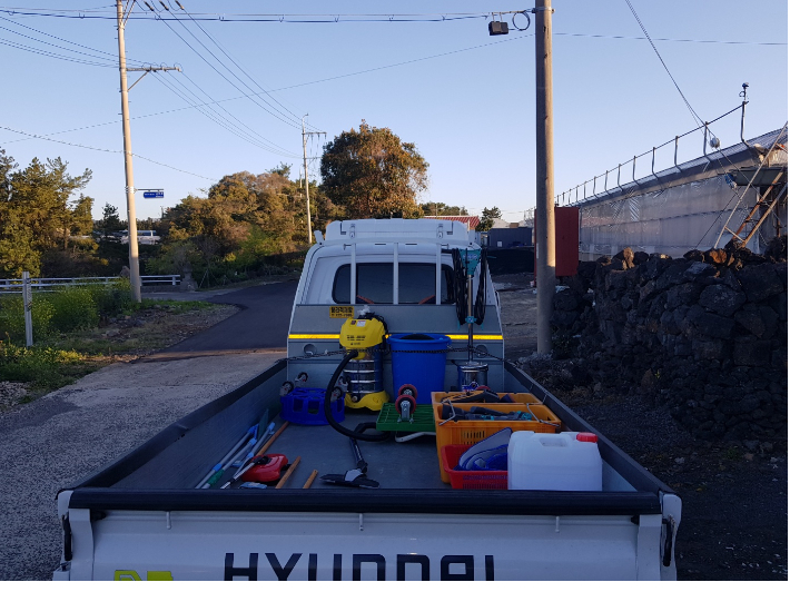 청소 도구를 싣고 다니는 차량. 봉사팀 제공