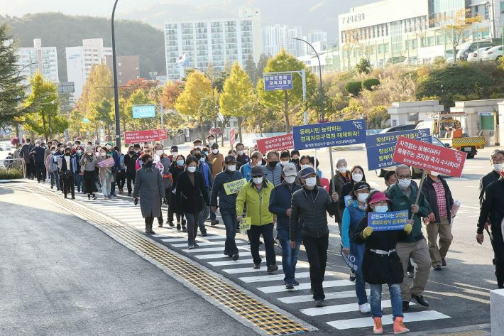 망상지구 범시민 대책위원회(이하 범대위)와 주민 등 300여 명은 지난 2020년 10월 29일 동해시 천곡동 시청로타리 일원에서 동해안권경제구역 망상지구 사업자 선정 등의 문제 해결을 위한 범시민 궐기대회를 개최했다. 독자 제공