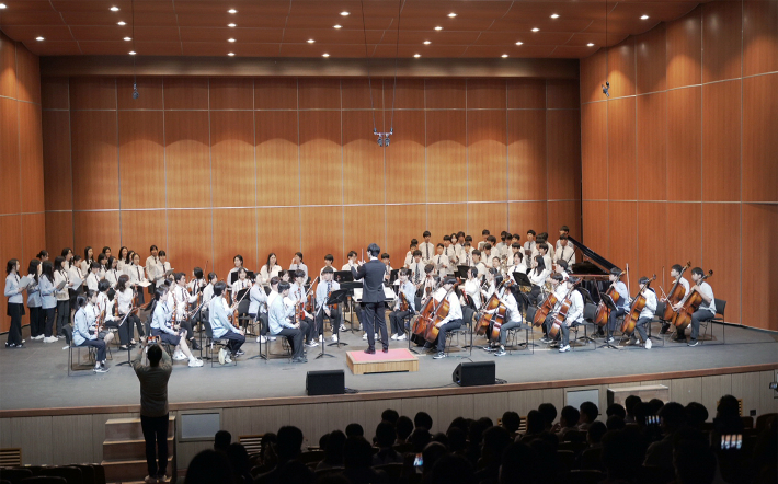 19일 진행된 금산 별무리학교 오케스트라 공연 모습. 금산군 제공