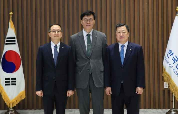 이창용 한국은행 총재(가운데)가 21일 서울 중구 한국은행에서 열린 금융통화위원회 임명장 수여식에 참석해 장용성 신임 금융통화위원회 위원(왼쪽), 박춘섭 신임 금융통화위원회 위원과 기념 촬영하고 있다. 한국은행 제공