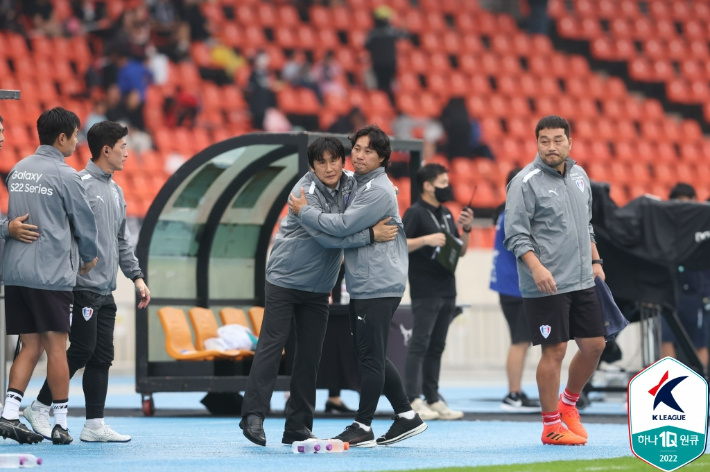 수원 삼성 이병근 감독(가운데 왼쪽)과 최성용 수석코치(가운데 오른쪽). 한국프로축구연맹