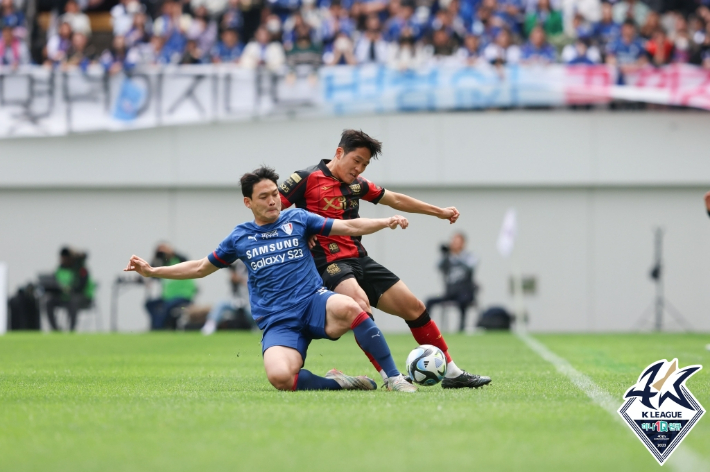 100번째 슈퍼매치에서 맹활약한 FC서울 나상호(오른쪽). 한국프로축구연맹