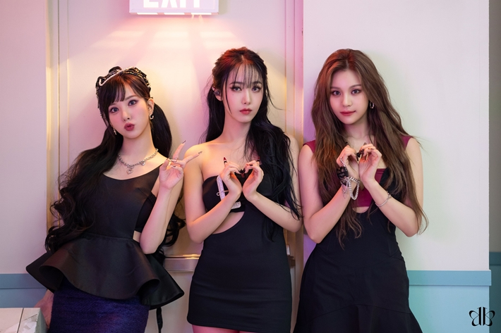 3인조 여성 아이돌 그룹 비비지. 비비지 공식 트위터
