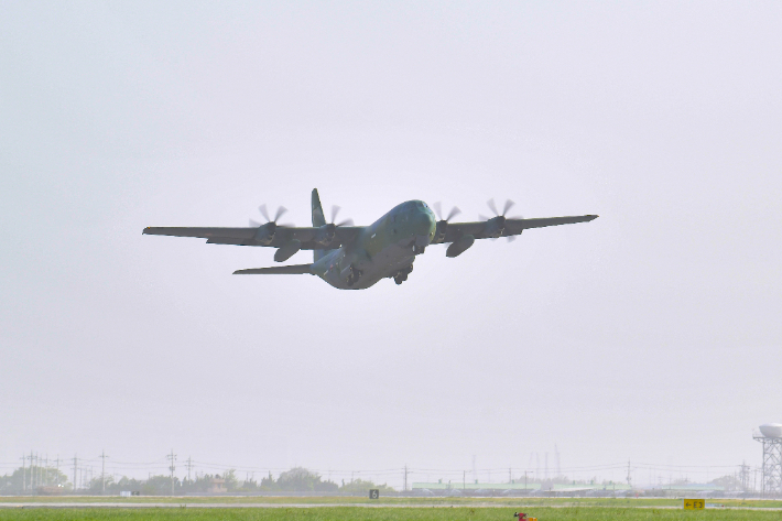 이륙하는 C-130J 수송기. 국방부 제공 