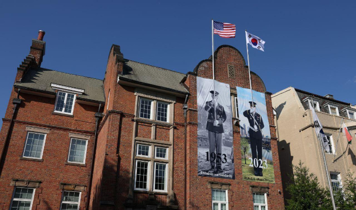 워싱턴DC 매사추세츠가에 위치한 주워싱턴 한국문화원 외벽에 한·미 동맹 70주년을 기념한 게시물이 설치된 모습. 대통령실 제공