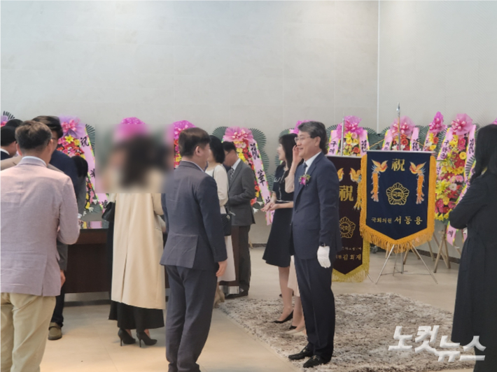 김순호 전남 구례군수가 지난 22일 열린 자녀의 결혼식에서 하객을 맞이하고 있다. 유대용 기자