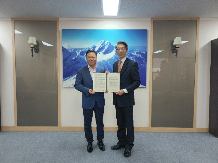 정현섭 창원시 문화관광체육국장이 지난 20일 주한국 타이페이 대표부 부산사무처를 찾아 린천푸 총영사에게 서한문을 전달하고 있다. 창원시 제공