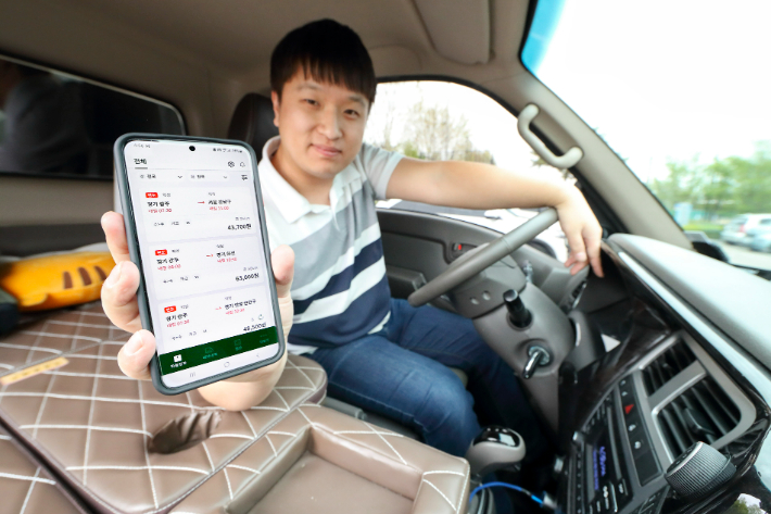 차주가 브로캐리 스마트폰으로 브로캐리 2.0을 이용하는 모습. KT 제공
