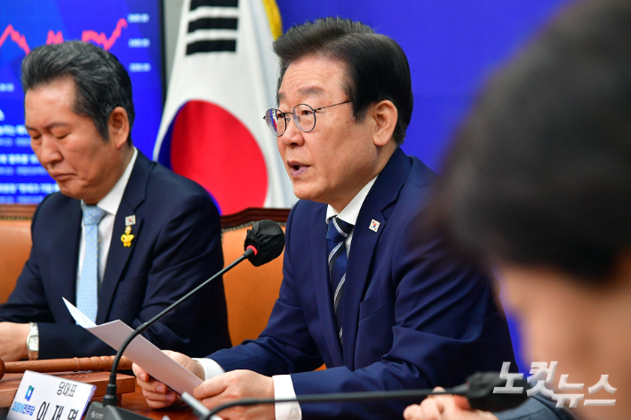 더불어민주당 이재명 대표가 24일 서울 여의도 국회에서 열린 최고위원회의에서 모두발언을 하고 있다. 윤창원 기자