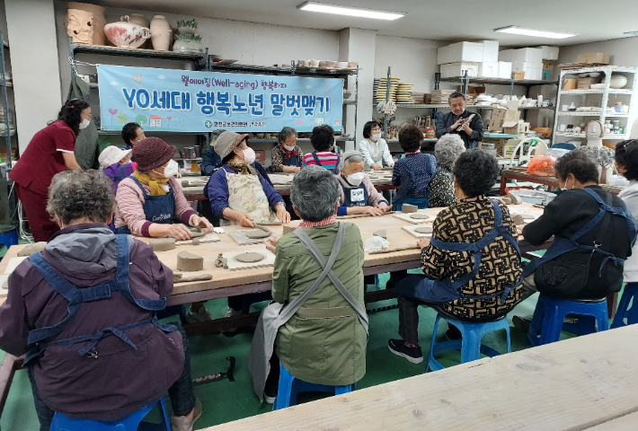 화천군 보건의료원이 진행 중인 '독거노인 말벗 맺어주기'프로그램 참여자들이 화천공예공방에서 도자기 빚기 체험을 하고 있다. 화천군 제공