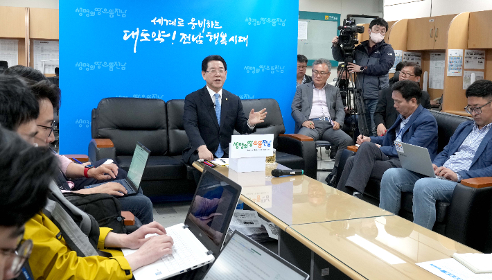 24일 김영록 전남지사가 기자간딤회를 갖고 광주 군 공항이전과 관련한 입장을 발표하고 있다. 전라남도 제공 