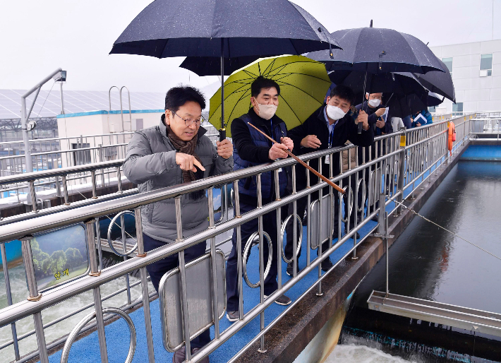 강기정 광주광역시장이 광주 남구 상수도사업본부 덕남정수장을 방문해 정수시설을 살펴보고 있다. 광주광역시 제공