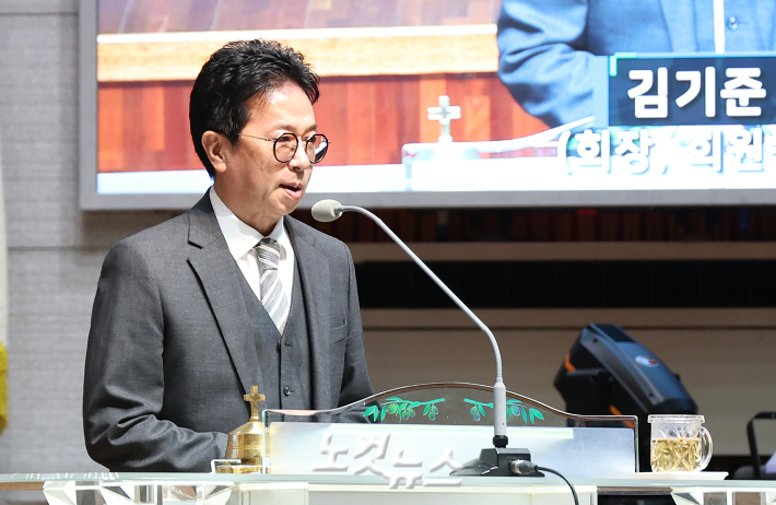 창원특례시 탁구선교회 회장 김기준 장로가 인사를 하고 있다.