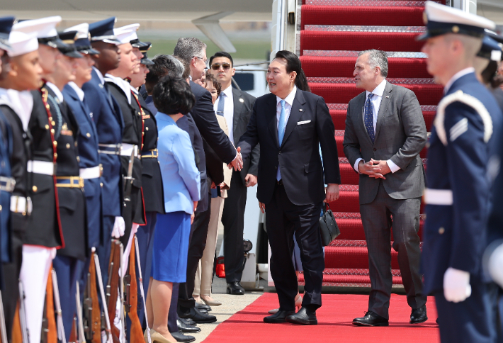 미국을 국빈 방문하는 윤석열 대통령이 24일 오후(현지시간) 미국 워싱턴DC 인근 앤드루스 공군기지에 도착했다. 연합뉴스