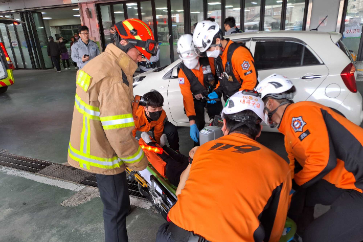 24일 오전 11시 18분쯤 강원 강릉시 성남동의 한 마트 주차장에서 60대 A씨가 후진하던 차량에 치여 숨졌다. 강원도소방본부 제공