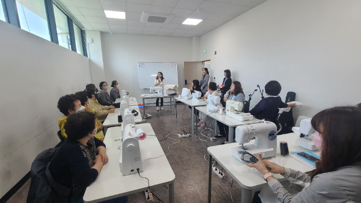 신중년 마을학교 체험 프로그램 강사. 경남도청 제공