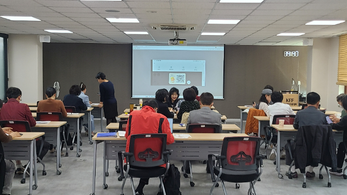 신중년 전문강사. 경남도청 제공