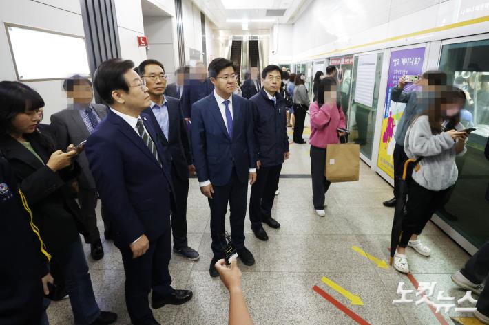 김포도시철도 탑승하는 이재명 대표