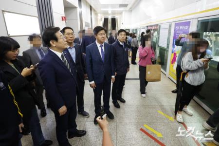 김포도시철도 탑승하는 이재명 대표