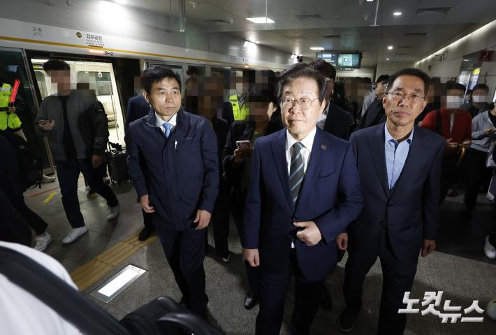 이재명 더불어민주당 대표가 25일 오전 서울 강서구 김포도시철도(김포골드라인) 승객 과밀 상황 점검 후 김포공항역에서 내리고 있다. 국회사진취재단