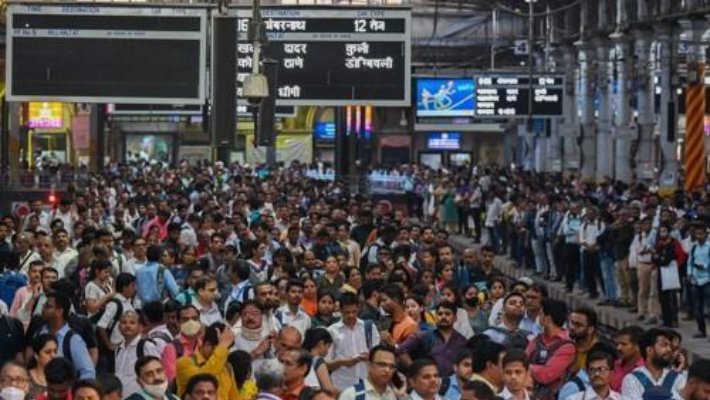 인도 뭄바이의 한 기차역에 몰린 인파. 연합뉴스
