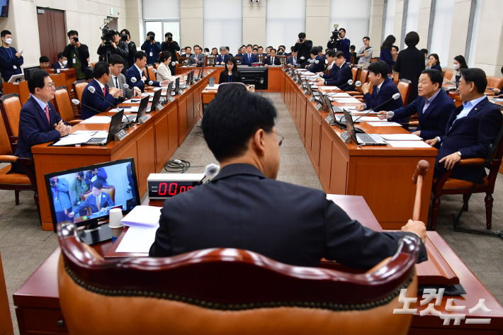 25일 서울 여의도 국회에서 열린 행정안전위원회 전체회의에서 장제원 위원장이 의사봉을 두드리고 있다. 윤창원 기자