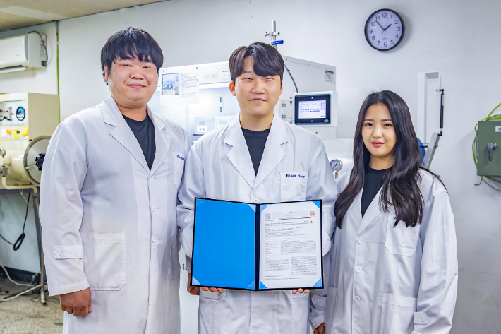 영남대학교 화학과 연구팀(왼쪽부터 손남규, 문호준, 김수정 연구원). 영남대 제공