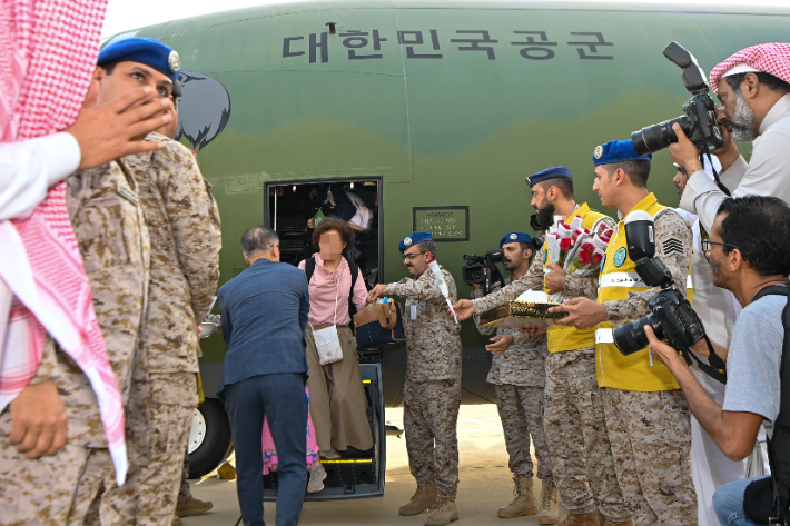 수단 체류 중이던 우리 국민 28명이 4월 24일(현지시간) 사우디아라비아 제다 공항에 도착하여 사우디 군 관계자들의 환영을 받으며 우리 군 C-130J 군용기에서 내리는 모습. 국방부 제공