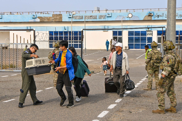 수단에 체류 중이던 우리 국민 28명이 4월 23일(현지시간) 포트수단 국제공항에서 우리 군 C-130J 군용기를 타기 위해 이동하는 모습. 국방부 제공