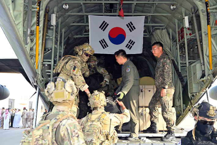 우리 공군 장병들이 4월 24일(현지시간) 사우디아라비아 제다 공항에 도착하여 물품을 하역하는 모습. 국방부 제공