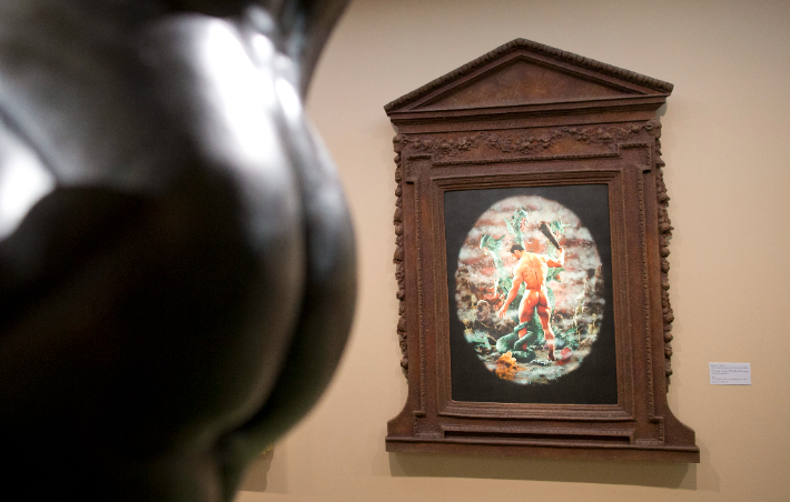 2013년 오르세 미술관에 전시된 프랑스 조각가 앙토냉 메르시에의 작품 '다비드'(왼쪽)의 뒷부분 일부와 프랑스 화가 피에르와 질의 작품 '레르나의 히드라와 맞서는 헤라클레스'(오른쪽). 연합뉴스