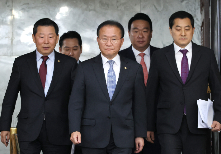 국민의힘 윤재옥 원내대표가 25일 오전 국회에서 열린 원내대책회의에 참석하고 있다. 연합뉴스