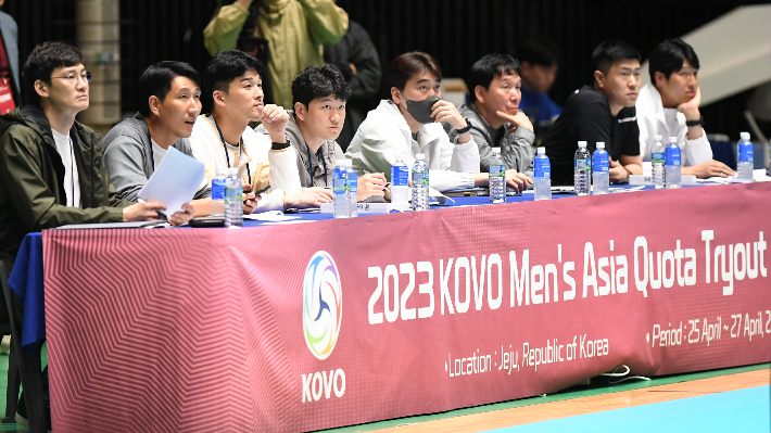 아시아 쿼터에 지원한 선수들의 기량을 점검하고 있는 남자부 감독들과 코칭 스태프. 한국배구연맹