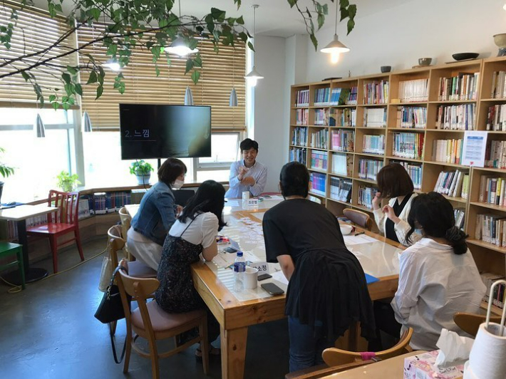 경기도 일산 세길교회. 8년 전 개척한 김기승 목사는 교회에 도서관을 만들고 지역주민들을 위한 다양한 모임을 만들며 지역사회와의 접점을 넓혀가고 있다. (사진제공 세길교회) 