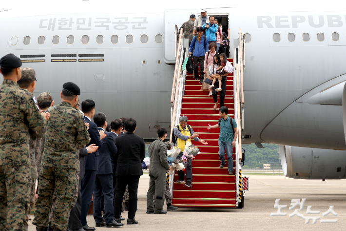 군벌 간 무력 충돌로 고립됐다가 우리 정부의 '프라미스(Promise·약속)' 작전을 통해 철수한 수단 교민들이 25일 경기 성남시 서울공항으로 귀국하고 있다. 사진공동취재단