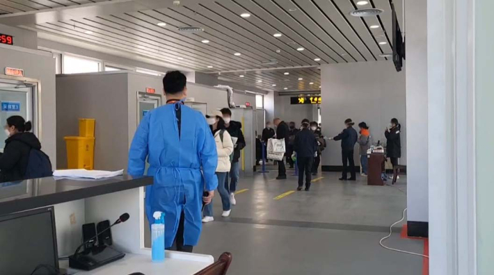 중국 웨이하이 공항으로 입국한 사람들이 PCR 검사 장소에서 대기하는 모습. 연합뉴스
