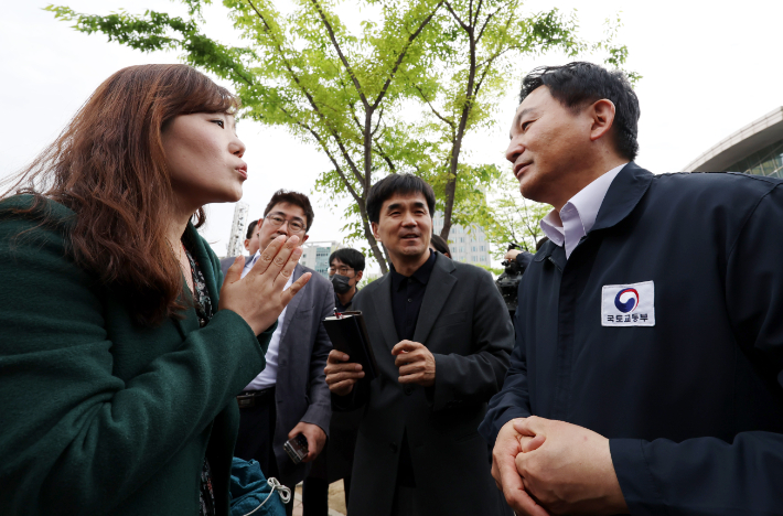 안상미 인천 미추홀구전세사기대책위원회 위원장이 21일 오후 인천시 미추홀구 주안역 인근 '찾아가는 전세피해지원 상담버스'를 방문한 원희룡 국토교통부 장관을 만나 대책 마련을 호소하고 있다. 연합뉴스