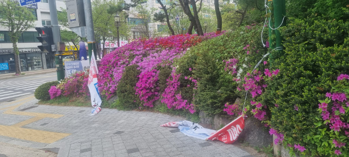 지난 21일 오후 11시쯤 파주시청 앞 사거리, 장안흰돌마을 앞, 금촌역 앞에 걸린 국민의힘 파주을 당협운영위원회가 설치한 현수막 4장이 흉기로 훼손됐다. 한길룡 위원장 페이스북