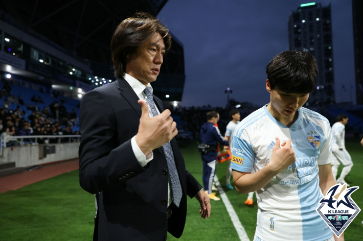 울산 현대 홍명보 감독(왼쪽). 한국프로축구연맹