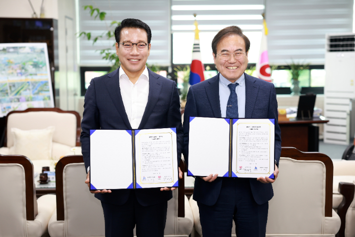 서거석 전북교육감(사진 오른쪽)은 26일 최경식 남원시장과 '전라북도교육청-남원시 교육협력 협약'을 체결했다. 전북교육청 제공