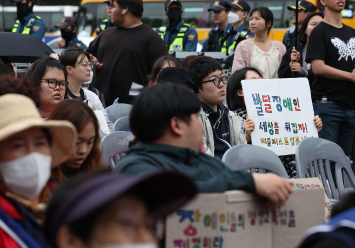 '장애인의 날'이었던 지난 20일 서울 용산구 삼각지역 인근에서 열린 420장애인차별철폐 투쟁 결의대회에서 참가자들이 손팻말을 들고 있다. 연합뉴스