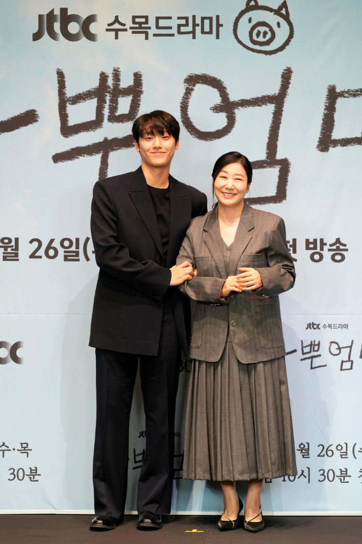 배우 이도현과 라미란. JTBC 제공