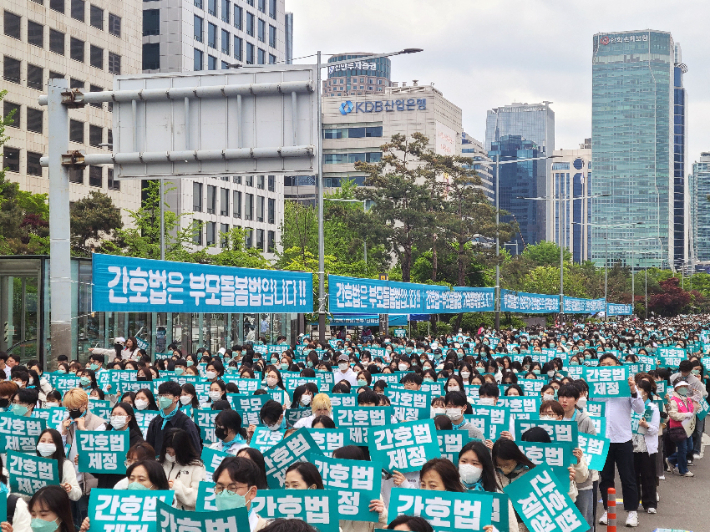 간호법제정추진범국민운동본부가 26일 열린 '간호법 국회 통과 촉구 수요 한마당'에서 300명의 국회의원을 향해 여야 합의로 마련된 간호법 국회 통과를 요청했다. 대한간호협회 제공 