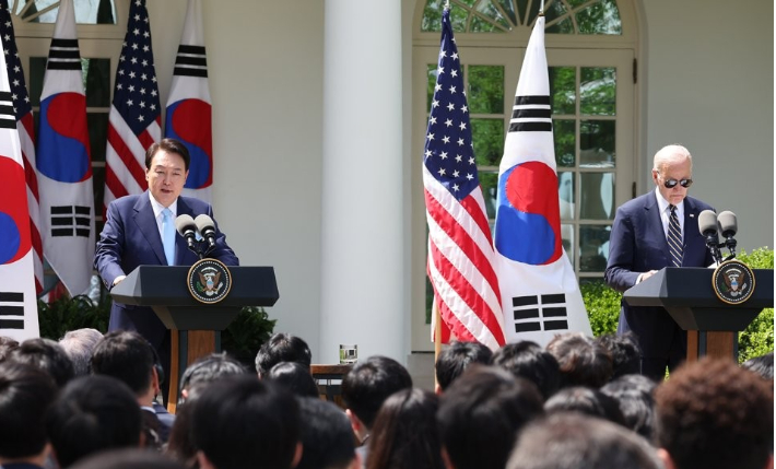 미국을 국빈 방문한 윤석열 대통령과 조 바이든 미국 대통령이 26일(현지시간) 워싱턴DC 백악관 로즈가든에서 공동 기자회견을 하고 있다. 연합뉴스